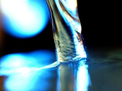 Wasser_Strahl_270890_original_R_by_Maren Be├ƒler_pixelio.de.jpg