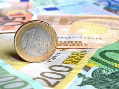 Geldscheine_mit Münze_685814_original_R_by_Andreas Hermsdorf_pixelio.de.jpg