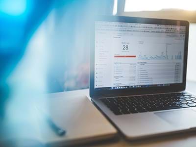 Laptop aufgeklappt_analytics-2606963.jpg
